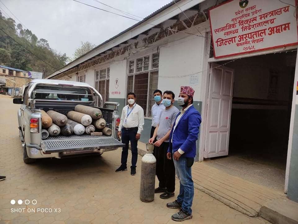 'बोलन्या थली'द्वारा जिल्ला अस्पताल अछामलाई १३ थान अक्सिजनको सिलिण्डर हस्तान्तरण